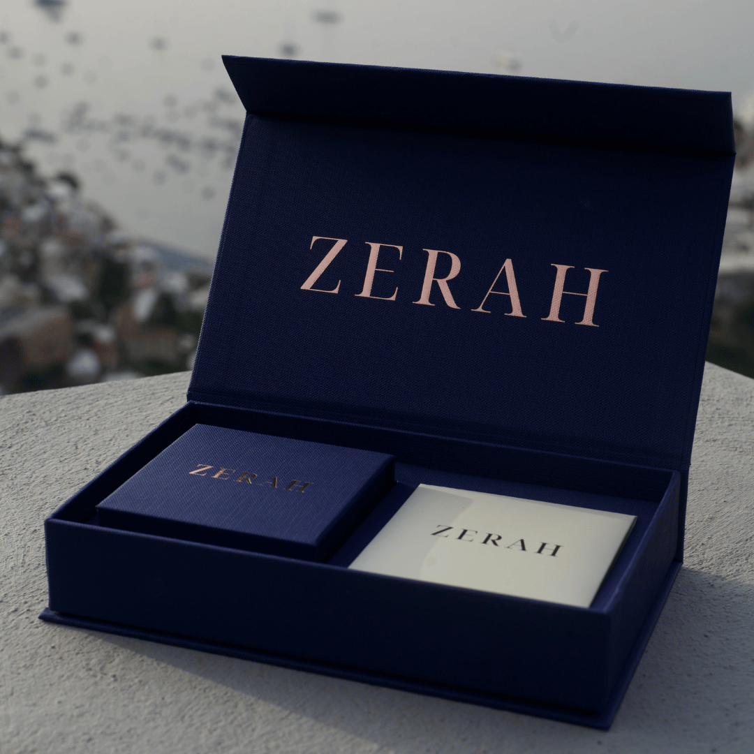 Cutie cadou ZERAH bleumarin cu logo auriu, deschisă, cu cutiuța și șervețel de curățare ZERAH
